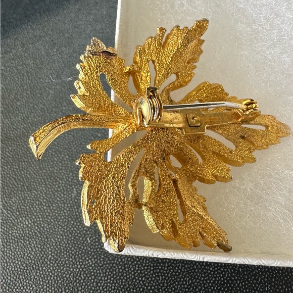 Leaf pin - Picture 3 of 3